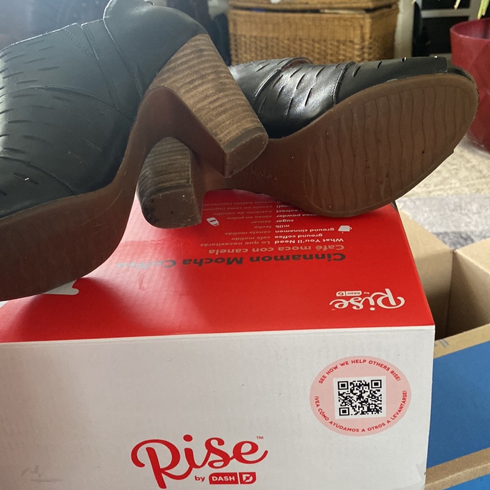 Size 8 Black 3.5 heel boot shoes leather Clark’s zipper - Picture 5 of 5